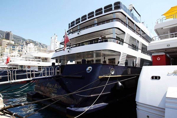 Ex-Formel-1-Teamchef Flavio Briatore hat sein eigenes Boot im Hafen Monacos. Es hört auf den Namen "Force Blue".