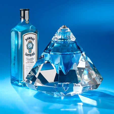 Die teuerste Flasche Gin der Welt ist auch ein wahres Highlight. Die Flasche besteht aus französischem Kristall, hat einen mit Saphiren und Diamanten besetzten Verschluss und erinnert in ihrem Design an einen Parfum-Flakon. Nur fünf Stück wurden von Gin-Hersteller Bombay hergestellt und jedes dieser Luxusteile ist rund 155.000 Euro wert.