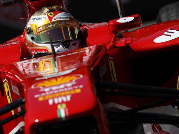 Fernando Alonso kommt nach seinem Sieg in Spanien mit einem Kopfschmuck ganz in Gold daher.
