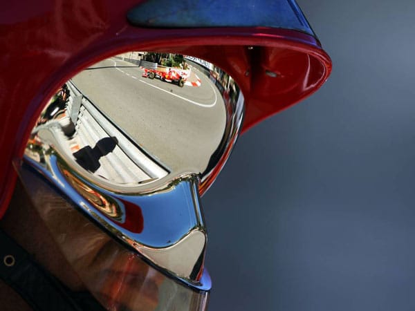 Fernando Alonso spiegelt sich in der futuristischen Maske eines Feuerwehrmannes.