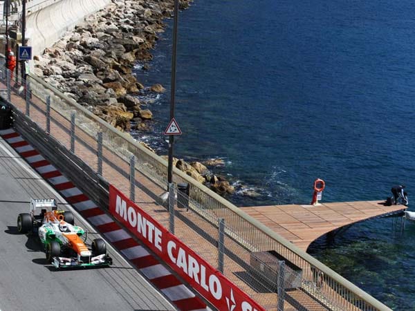 Adrian Sutil rast am Hafen Monte Carlos vorbei.