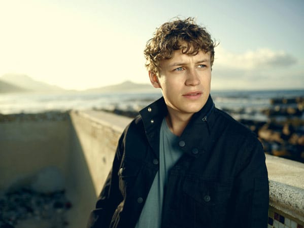Die "Weltretter"-Plattitüde ist neben dem blonden Lockenschopf und seinem entwaffnendem Lächeln das größte Markenzeichen des Berliner Singer-Songwriters Tim Bendzko. Die "Weltretter"-Plattitüde ist neben dem blonden Lockenschopf und seinem entwaffnendem Lächeln das größte Markenzeichen des Berliner Singer-Songwriters Tim Bendzko.