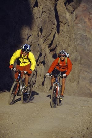 La Gomera, Kanaren, Spanien: Mountainbiker in Vueltas im Valle Gran Rey.