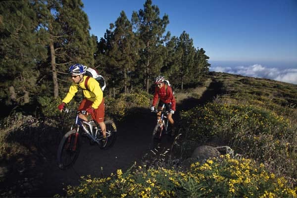 Urlaub Kanaren: Mountainbiker in der Laguna Grande auf La Gomera.
