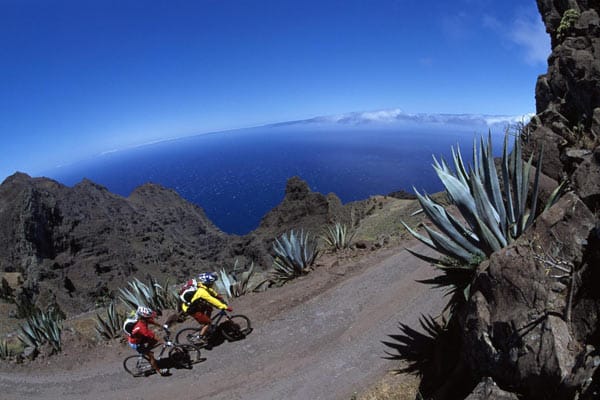 Mountainbiker in Alojera auf La Gomera, der zweitkleinsten Kanarischen Insel.