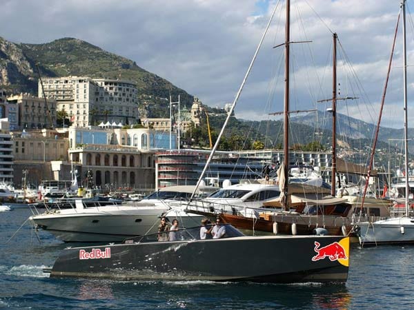 Überhaupt spielt sich vieles im Hafen Monte Carlos ab. Red Bull bekennt Farbe mit einem Schnellboot.