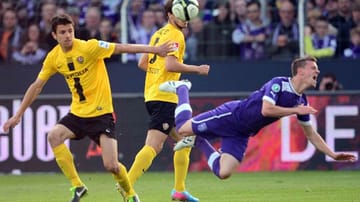 Das Relegationsspiel um die 2. Liga zwischen Osnabrück und Dresden hat eine große Bedeutung für beide Klubs. Die Spieler scheuen keinen harten Kontakt. Das bekommt auch Simon Zoller (re.) vom VfL zu spüren.