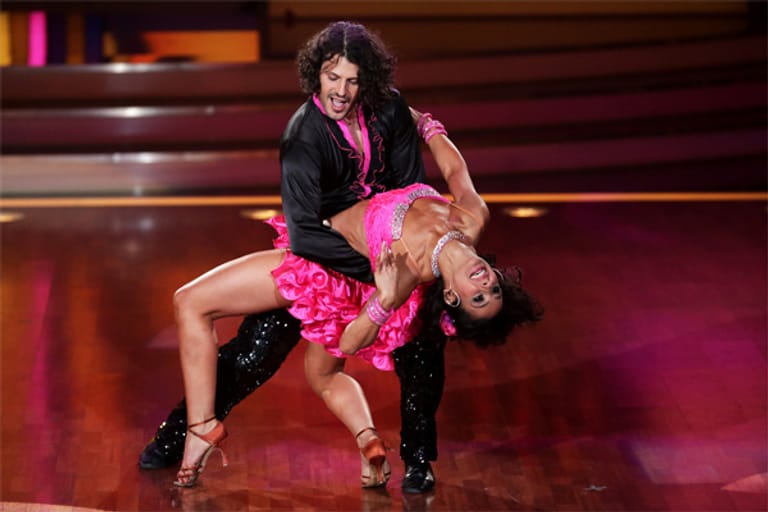 Doch auch Manuel Cortez möchte die "Let's Dance"-Krone für sich. Er bekam für seine Samba zu "Sexy Thing" von Hot Chocolate 21 Punkte.