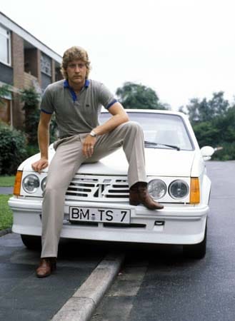 Stolz posiert im Jahr 1980 Toni Schumacher vor seinem Opel Kadett. Der Nationaltorhüter war im Laufe seiner Karriere u.a. für den 1. FC Köln, Fenerbahce Istanbul und den FC Bayern München aktiv.