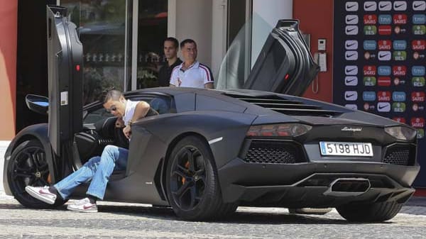 Auch heutzutage pflegen die Superstars ein besonderes Verhältnis zu ihren PKW. Hier steigt Reald Madrids Superstar Cristiano Ronaldo 2012 aus seinem Lamborghini.