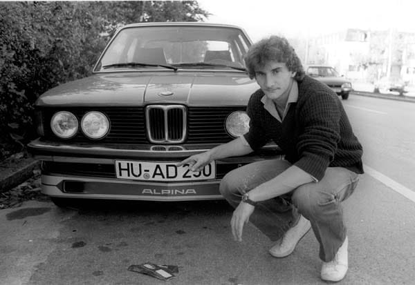 Jungprofi Rudi Völler präsentiert im Jahr 1980 sein Auto mit dem Kennzeichen seiner Heimatstadt Hanau. Das Auto dürfte ausgedient haben, die Frisur ist geblieben.