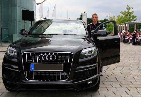 Die Bayern-Stars wie Bastian Schweinsteiger vertrauen aufgrund eines Sponsoren-Vertrags auf Audi-Modelle. Im Gegensatz zu früheren Zeiten werden die Nummernschilder der Öffentlichkeit aber gerne vorenthalten.
