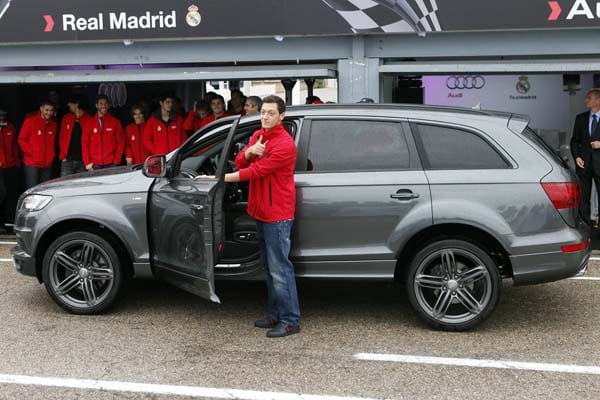 Genau wie den Profis von Bayern München "ergeht" es den Spielern von Real Madrid. Wie hier der deutsche Nationalspieler Mesut Özil wählen sie von Sponsor Audi ihren Wunschwagen aus, den Özil hier gerade präsentiert.