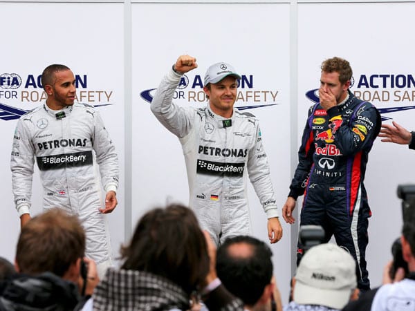 Das sind die Top drei für das Rennen: Pole-Mann Nico Rosberg (Mi.), Zweiter Lewis Hamilton (li.) und ein nicht wirklich glücklich drein schauender Sebastian Vettel auf Rang drei.