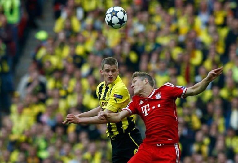 Das Finale nimmt Fahrt auf: Nachdem der BVB die ersten 25 Minuten der Partie dominiert, kommt der FC Bayern immer stärker ins Spiel. Bastian Schweinsteiger im Kopfballduell mit BVB-Mittelfeldakteur Sven Bender.