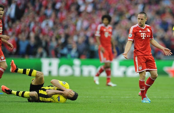 In einem äußerst fairen Spiel tanzt zwischenzeitlich nur Bayerns Ribéry aus der Reihe. Der Franzose haut Robert Lewandowski um, nachdem der ihn gehalten hatte. Doch die Karten bleiben aus.