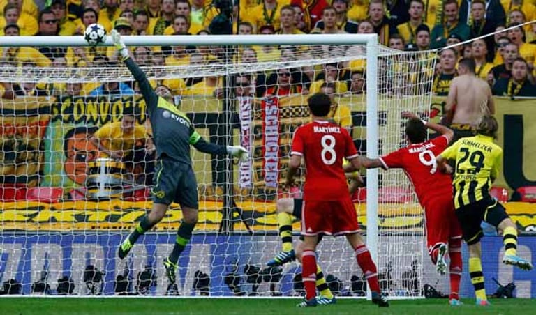 Das Finale entwickelt sich zum Spiel der Torhüter: Auf Seiten des BVB glänzt Roman Weidenfeller diverse Male.