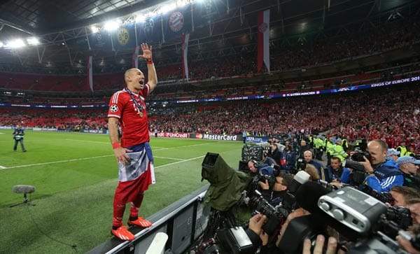 Seht her, da bin ich! Robben feiert mit den Fans des FC Bayern München.