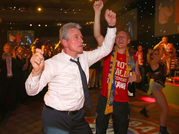 Anschließend gibt es Party pur. Dabei beweist Heynckes, dass auch er ein Feierbiest ist.