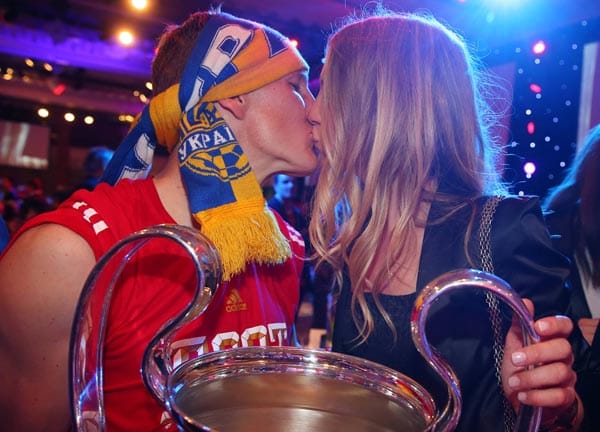 Es bleibt auch Zeit für große Gefühle. Bastian Schweinsteiger holt sich von seiner Freundin Sarah Brandner den Gewinner-Kuss ab.
