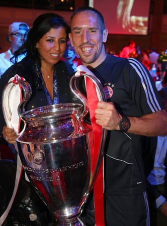 Da ist das Ding: Franck Ribéry posiert mit seiner Frau Wahiba - und seinem neuesten Baby: dem Champions-League-Pokal.