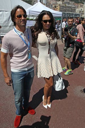Tamara Ecclestone (re.), die Tochter von Formel-1-Mogul Bernie Ecclestone, erscheint ganz in weiß.