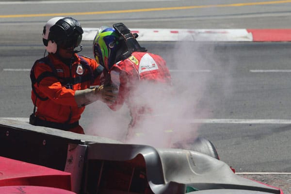 Hoch her geht es dann auch auf der Rennstrecke. Felipe Massa ist nach seinem üblen Crash leicht benommen.