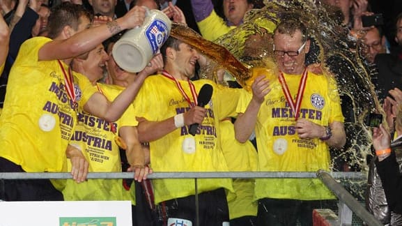 ...FK-Coach Peter Stöger (re.), der seit einem Jahr im Amt ist, gibt es zahlreiche Bierduschen.