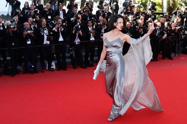Ganz schön frech: Schauspielerin Asia Argento zeigt den Fotografen in Cannes den gestreckten Mittelfinger.