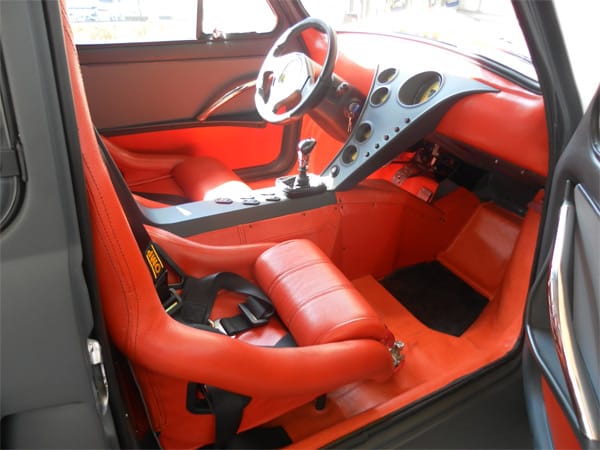 Auch im Innenraum finden sich viele Lamborghini-Original-Teile: Drehzahlmesser, Tacho, weitere Instrumente und einige Schalter kommen direkt aus dem Murciélago.