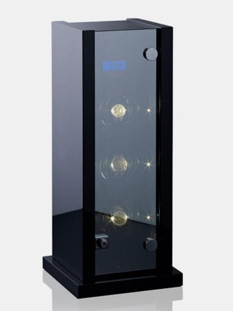 Der Tower 3 von Heisse & Söhne: Durch die Glastür sind drei Uhren bei angeschalteter dezenter Beleuchtung ein wahrer Blickfang. Der Uhrenturm hat aber auch seinen Preis und kostet 1399 Euro.