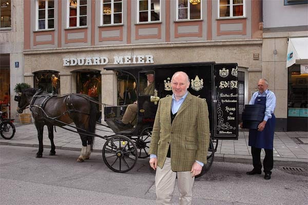 Peter Eduard Meier achtet sehr auf Tradition. Seine Schuhe werden zum großen Teil noch heute in dem hauseigenen Pferdefuhrwerk ausgeliefert.