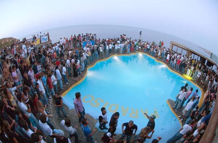 Party-Metropole Mykonos: Kosmopolitisch, schick und mindestens ebenso kostspielig wie die Baleareninsel ist das Nachtleben auf Mykonos.
