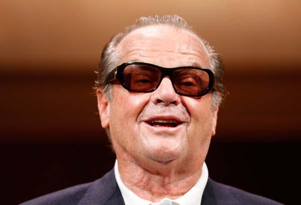 Jack Nicholson: Seine Verrücktheit ist sein Markenzeichen, genauso wie seine Sonnenbrille und seine Erkenntnisse: "Mit meiner Sonnenbrille bin ich Jack Nicholson. Ohne sie bin ich fett und siebzig." Jeder hat irgendeinen sonderbaren Tick – und Nicholson weiß, wie man ihn kultivieren kann.