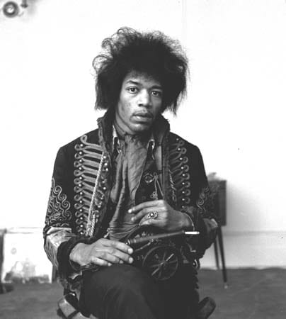 Gitarrengott Jimi Hendrix hatte allen Grund dazu, in all dem Ruhm, den er mit seiner Musik einspielte, völlig abzudrehen. Doch für ihn war Bescheidenheit schon immer etwas, das es in dieser Welt zu erhalten gilt. Schließlich kommt nach dem Hochmut unweigerlich der Fall. Er zeigte uns, wie wichtig es ist, am Boden zu bleiben.