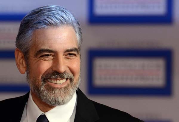 George Clooney ist der Gentleman schlechthin, denn er verkörpert die alte Schule, ohne dabei alt zu wirken. Ein Kavalier und Womanizer, der seinesgleichen sucht. Machen Sie es wie er, dann liegen Ihnen die Frauen zu Füßen.
