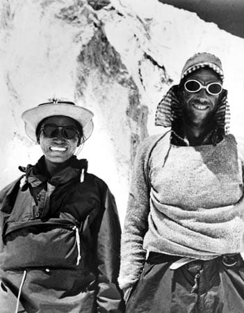 Der neuseeländische Bergsteiger Edmund Hillary (re.) steht im Juni 1953 neben seinem Sherpa Tenzing Norgay (li.). Der Sherpa begleitete den Neuseeländer im Jahr 1953 bei der Erstbesteigung des Mount Everest.