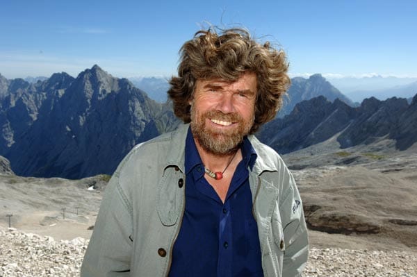 Der berühmte Bergsteiger Reinhold Messner war 1978 zusammen mit seinem österreichischen Begleiter Peter Habeler der Erste, der den Everest ohne Sauerstoffgerät bestieg und 1980 außerdem der Erste, der den Berg im Alleingang bezwang.