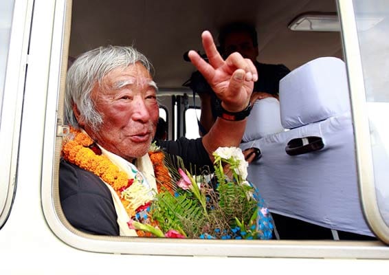 Der japanische Bersteiger Yuichiro Miura ist mit seiner Besteigung des Mount Everest im Mai 2013 der älteste Mann. Mit seinen 80 Jahren und vier Herzoperationen hat er den Nepalesen Min Bahadur Sherchan abgelöst, der 2008 im Alter von 76 Jahren den Mount Everest bestiegen hatte.