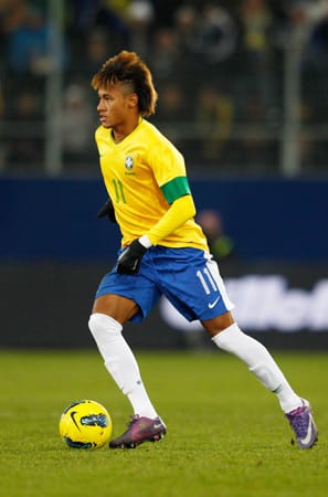 Neymar gilt als eines der größten Versprechen des Weltfußballs. Sein Wechsel zum FC Barcelona im Sommer 2013 ist bereits fix. Bislang fiel der Brasilianer auch häufig durch extravagante Frisuren auf.