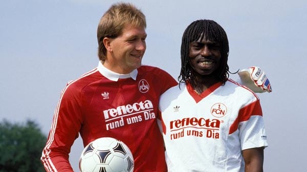 1988 stand Andreas Köpke (li.) im Tor des 1. FC Nürnberg. Frisurtechnisch lag er für die damalige Zeit wohl voll im Trend. Sein Kollege und Goalgetter Souleyman Sane galt da schon eher als Exot.