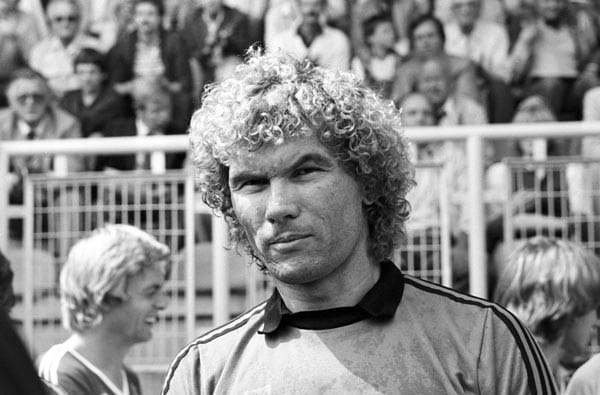 Nationaltorhüter und Schalke-Legende Norbert Nigbur 1981: Er hätte wohl auch James Bond als Bösewicht anstelle von Bundesliga-Stürmern gegenüber stehen können.