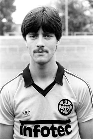 Der heutige Bundestrainer Jogi Löw ist seiner Linie seit 1981 treu geblieben - seinem Friseur vermutlich auch.