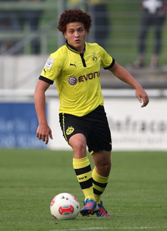 Mustafa Amini spielt aktuell in der zweiten Mannschaft von Borussia Dortmund. Schon bei seiner Verpflichtung 2012 war die Frisur des Australiers ein beliebtes Thema des Boulevards. Der Sprung zum Bundesliga-Profi ist ihm noch nicht geglückt.