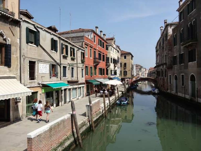 Am Rand der Wasserverkehrswege Cannaregios laden gemütliche Restaurants all jene ein, die nach der Tradizione Veneziana bekocht werden wollen.
