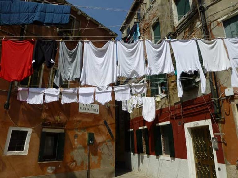 Von Haus zu Haus sind die Wäscheleinen gespannt - ein Bild, das im Zentrum von Venedig undenkbar wäre.