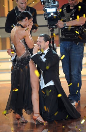 Dieser Sieger geht vor Freude in die Knie. Manuel Cortez sigte bei "Let's Dance" mit seiner Tanzpartnerin. Das Ergebnis war so knapp wie noch niemals eines zuvor. Er verwies damit Konkurrentin Sila Sahin auf Platz zwei.