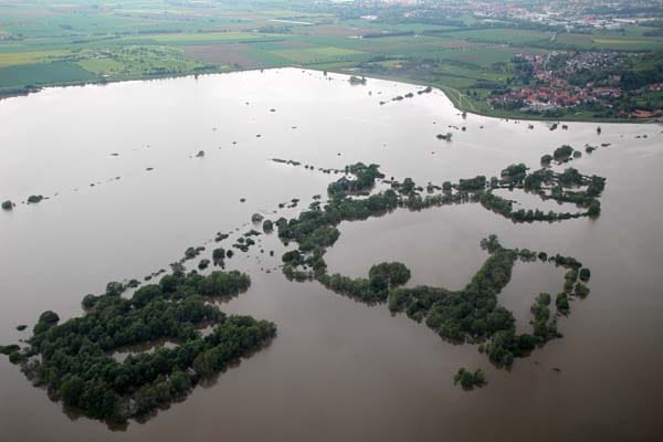 Hochwasseralarm in Deutschland: In weiten Landesteilen sind die Flüsse über die Ufer getreten. Das Hochwasserrückhaltebecken in Salzderhelden (Niedersachsen) ist randvoll gelaufen.