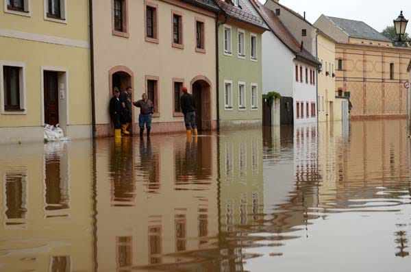 Im sächsischen Grimma, wo das Jahrhunderthochwasser 2002 Teile der Stadt verwüstet hatte, stehen wieder Straßen unter Wasser.