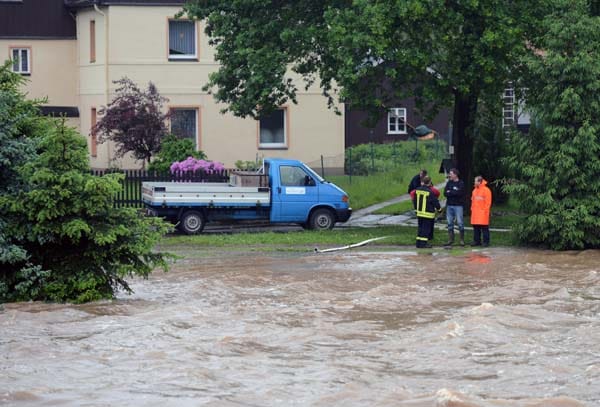 Ein Schwerpunkt des Hochwassers liegt in Sachsen. In Rochlitz tritt die Mulde über die Ufer und überschwemmt bereits Vorgärten.